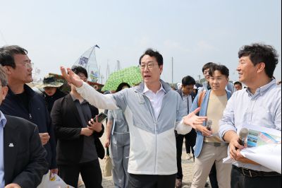 정명근 시장 화성 뱃놀이축제 현장점검 및 정책회의 KakaoTalk_20250522_185755090_03_resize.jpg