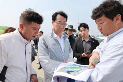 정명근 시장 화성 뱃놀이축제 현장점검 및 정책회의 KakaoTalk_20250522_185755090_05_resize.jpg