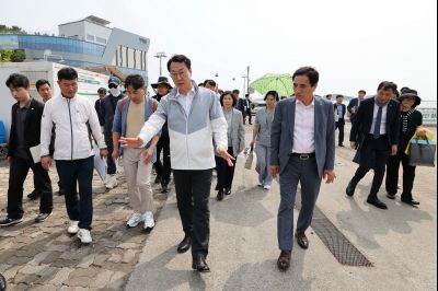 정명근 시장 화성 뱃놀이축제 현장점검 및 정책회의 KakaoTalk_20250522_185755090_06_resize.jpg