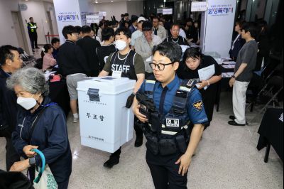 정명근 시장 제21대 대통령 선거 개표장 방문 및 격려 _C6A0552_resize.jpg