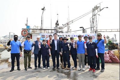정명근 시장 제15회 화성 뱃놀이 축제 1일차 수중 환경정화 봉사자 및 홍보부스 종사자 격려