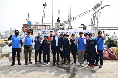 정명근 시장 제15회 화성 뱃놀이 축제 1일차 수중 환경정화 봉사자 및 홍보부스 종사자 격려 _42A5267_resize.JPG