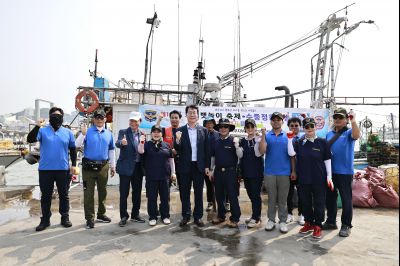 정명근 시장 제15회 화성 뱃놀이 축제 1일차 수중 환경정화 봉사자 및 홍보부스 종사자 격려 _42A5269_resize.JPG