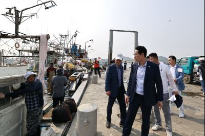 정명근 시장 제15회 화성 뱃놀이 축제 1일차 수중 환경정화 봉사자 및 홍보부스 종사자 격려 _42A5285_resize.JPG