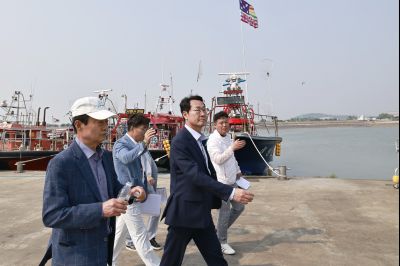 정명근 시장 제15회 화성 뱃놀이 축제 1일차 수중 환경정화 봉사자 및 홍보부스 종사자 격려 _42A5287_resize.JPG