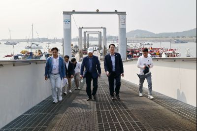 정명근 시장 제15회 화성 뱃놀이 축제 1일차 수중 환경정화 봉사자 및 홍보부스 종사자 격려 _42A5294_resize.JPG