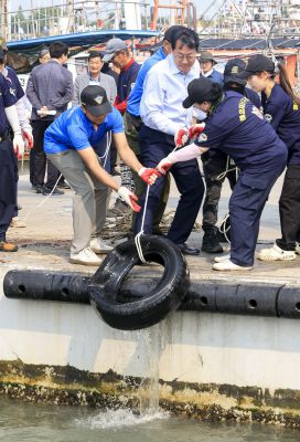 정명근 시장 제15회 화성 뱃놀이 축제 1일차 수중 환경정화 봉사자 및 홍보부스 종사자 격려 KakaoTalk_20250530_211237648_02_resize.jpg