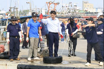 정명근 시장 제15회 화성 뱃놀이 축제 1일차 수중 환경정화 봉사자 및 홍보부스 종사자 격려 KakaoTalk_20250530_211237648_03_resize.jpg