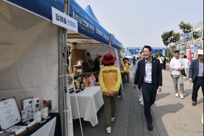 정명근 시장 제15회 화성 뱃놀이 축제 1일차 수중 환경정화 봉사자 및 홍보부스 종사자 격려 _42A5298_resize.JPG