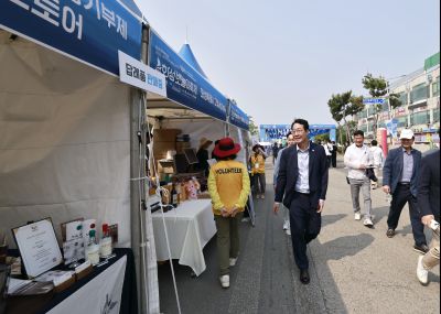 정명근 시장 제15회 화성 뱃놀이 축제 1일차 수중 환경정화 봉사자 및 홍보부스 종사자 격려 _42A5299_resize.JPG