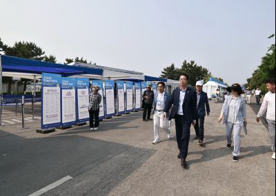 정명근 시장 제15회 화성 뱃놀이 축제 1일차 수중 환경정화 봉사자 및 홍보부스 종사자 격려 _42A5303_resize.JPG