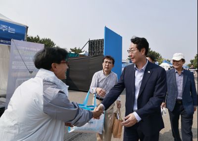 정명근 시장 제15회 화성 뱃놀이 축제 1일차 수중 환경정화 봉사자 및 홍보부스 종사자 격려 _42A5308_resize.JPG