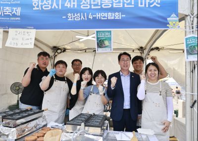 정명근 시장 제15회 화성 뱃놀이 축제 1일차 수중 환경정화 봉사자 및 홍보부스 종사자 격려 _42A5317_resize.JPG