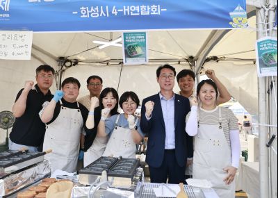 정명근 시장 제15회 화성 뱃놀이 축제 1일차 수중 환경정화 봉사자 및 홍보부스 종사자 격려 _42A5319_resize.JPG