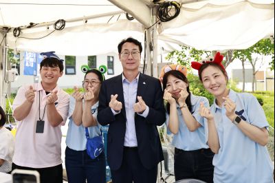 정명근 시장 제15회 화성 뱃놀이 축제 1일차 수중 환경정화 봉사자 및 홍보부스 종사자 격려 _42A5334_resize.JPG