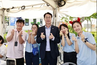 정명근 시장 제15회 화성 뱃놀이 축제 1일차 수중 환경정화 봉사자 및 홍보부스 종사자 격려 _42A5335_resize.JPG