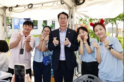 정명근 시장 제15회 화성 뱃놀이 축제 1일차 수중 환경정화 봉사자 및 홍보부스 종사자 격려 _42A5342_resize.JPG