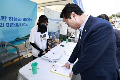정명근 시장 제15회 화성 뱃놀이 축제 1일차 수중 환경정화 봉사자 및 홍보부스 종사자 격려 _42A5343_resize.JPG