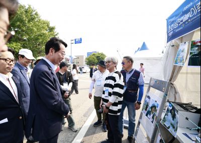 정명근 시장 제15회 화성 뱃놀이 축제 1일차 수중 환경정화 봉사자 및 홍보부스 종사자 격려 _42A5352_resize.JPG