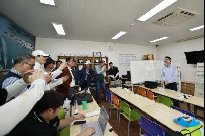 정명근 시장 제15회 화성 뱃놀이 축제 1일차 수중 환경정화 봉사자 및 홍보부스 종사자 격려 _42A5372_resize.JPG