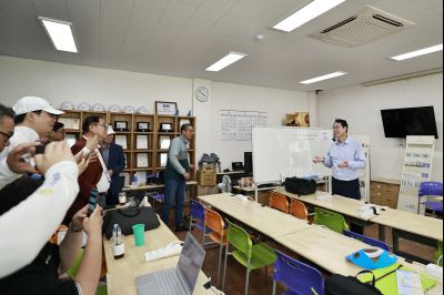 정명근 시장 제15회 화성 뱃놀이 축제 1일차 수중 환경정화 봉사자 및 홍보부스 종사자 격려 _42A5374_resize.JPG