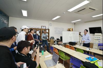 정명근 시장 제15회 화성 뱃놀이 축제 1일차 수중 환경정화 봉사자 및 홍보부스 종사자 격려 _42A5378_resize.JPG