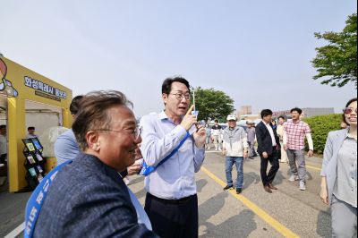정명근 시장 제15회 화성 뱃놀이 축제 1일차 수중 환경정화 봉사자 및 홍보부스 종사자 격려 _42A5390_resize.JPG