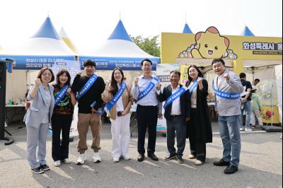정명근 시장 제15회 화성 뱃놀이 축제 1일차 수중 환경정화 봉사자 및 홍보부스 종사자 격려 _42A5395_resize.JPG