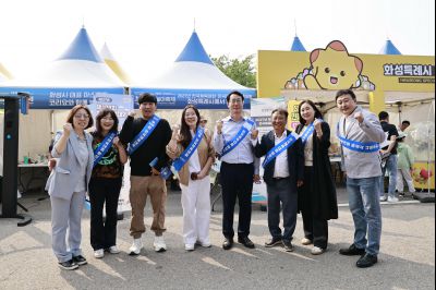 정명근 시장 제15회 화성 뱃놀이 축제 1일차 수중 환경정화 봉사자 및 홍보부스 종사자 격려 _42A5396_resize.JPG