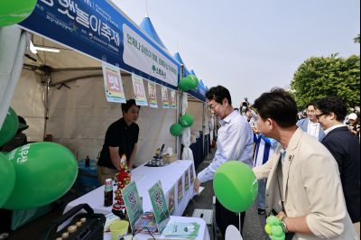 정명근 시장 제15회 화성 뱃놀이 축제 1일차 수중 환경정화 봉사자 및 홍보부스 종사자 격려 _42A5415_resize.JPG