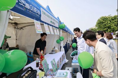 정명근 시장 제15회 화성 뱃놀이 축제 1일차 수중 환경정화 봉사자 및 홍보부스 종사자 격려 _42A5416_resize.JPG