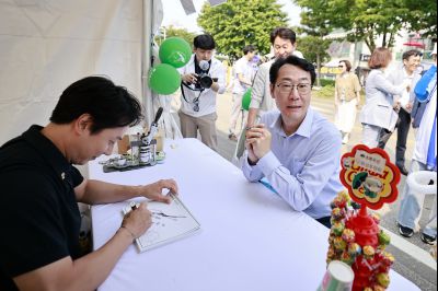 정명근 시장 제15회 화성 뱃놀이 축제 1일차 수중 환경정화 봉사자 및 홍보부스 종사자 격려 _42A5419_resize.JPG