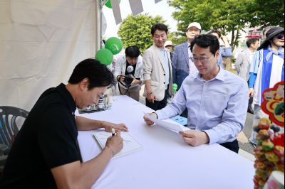 정명근 시장 제15회 화성 뱃놀이 축제 1일차 수중 환경정화 봉사자 및 홍보부스 종사자 격려 _42A5430_resize.JPG