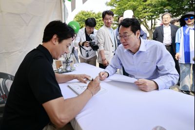 정명근 시장 제15회 화성 뱃놀이 축제 1일차 수중 환경정화 봉사자 및 홍보부스 종사자 격려 _42A5434_resize.JPG