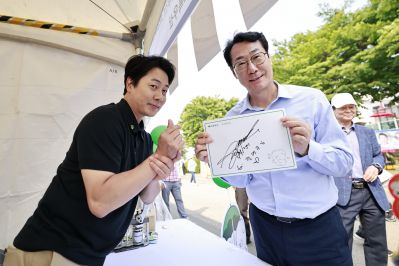 정명근 시장 제15회 화성 뱃놀이 축제 1일차 수중 환경정화 봉사자 및 홍보부스 종사자 격려 _42A5436_resize.JPG