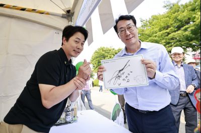 정명근 시장 제15회 화성 뱃놀이 축제 1일차 수중 환경정화 봉사자 및 홍보부스 종사자 격려 _42A5441_resize.JPG