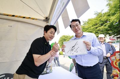 정명근 시장 제15회 화성 뱃놀이 축제 1일차 수중 환경정화 봉사자 및 홍보부스 종사자 격려 _42A5443_resize.JPG