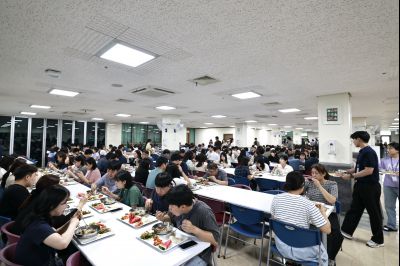 여름철 직원격려 삼계탕 배식 KakaoTalk_20250722_130926852_01_크기변경.jpg