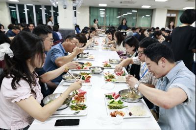 여름철 직원격려 삼계탕 배식 KakaoTalk_20250722_130926852_크기변경.jpg
