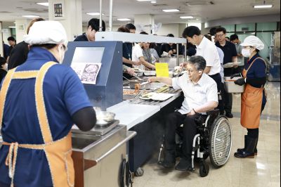 여름철 직원격려 삼계탕 배식 KakaoTalk_20250722_130926852_17_크기변경.jpg
