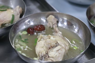 여름철 직원격려 삼계탕 배식 KakaoTalk_20250722_130926852_16_크기변경.jpg