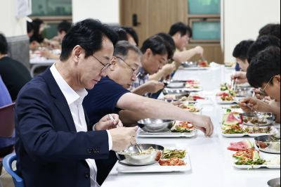 여름철 직원격려 삼계탕 배식 KakaoTalk_20250722_130926852_15_크기변경.jpg