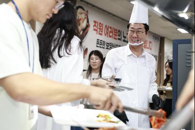 여름철 직원격려 삼계탕 배식 KakaoTalk_20250722_130926852_14_크기변경.jpg