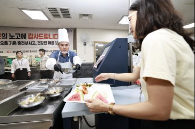 여름철 직원격려 삼계탕 배식 KakaoTalk_20250722_130926852_10_크기변경.jpg