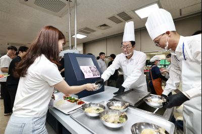 여름철 직원격려 삼계탕 배식 KakaoTalk_20250722_130926852_09_크기변경.jpg