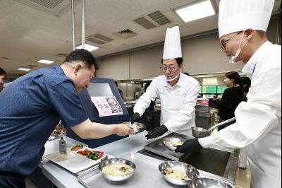 여름철 직원격려 삼계탕 배식 KakaoTalk_20250722_130926852_08_크기변경.jpg
