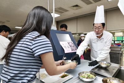 여름철 직원격려 삼계탕 배식 KakaoTalk_20250722_130926852_07_크기변경.jpg