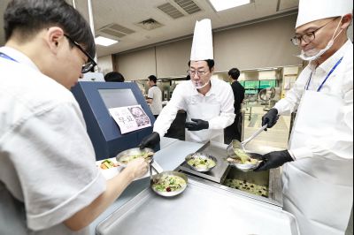 여름철 직원격려 삼계탕 배식 KakaoTalk_20250722_130926852_06_크기변경.jpg
