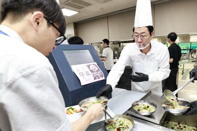 여름철 직원격려 삼계탕 배식 KakaoTalk_20250722_130926852_05_크기변경.jpg