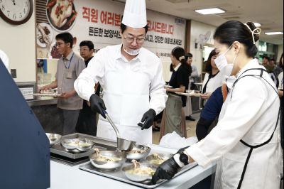 여름철 직원격려 삼계탕 배식 KakaoTalk_20250722_130926852_04_크기변경.jpg